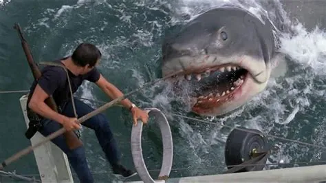 Jaws - A Gripping Tale of Man vs. Shark with Unforgettable Underwater Cinematography!